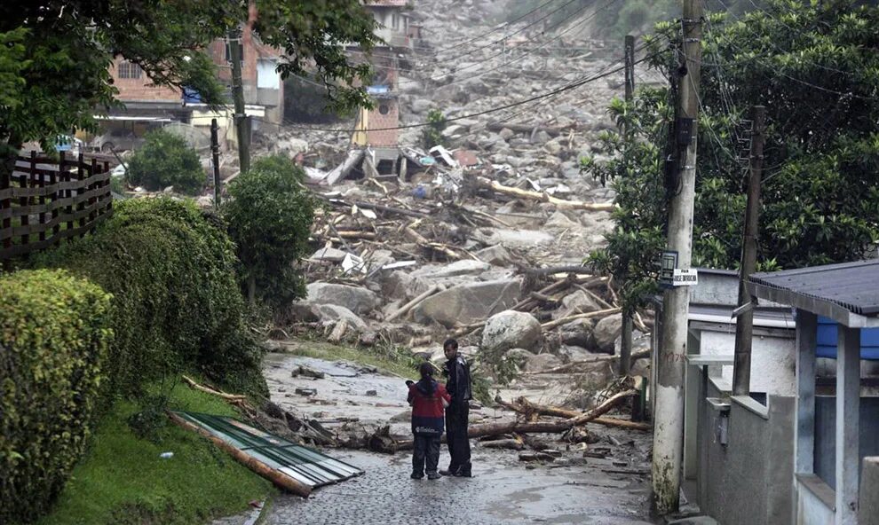 Стихийные бедствия оползни. Оползень и сель. Оползня в Рио-де-Жанейро, 2011 год. Землетрясение сель наводнение оползни. Землетрясение оползни сели