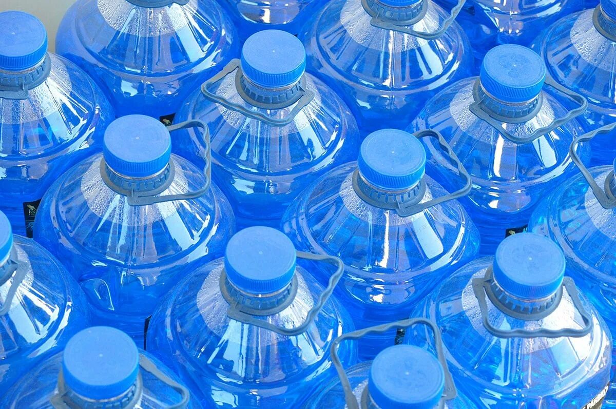 Синие пластиковые. Маркировка питьевой воды 2021. Маркировка питьевой бутилированной воды. Пластиковая бутыль. Синие пластиковые бутылки.