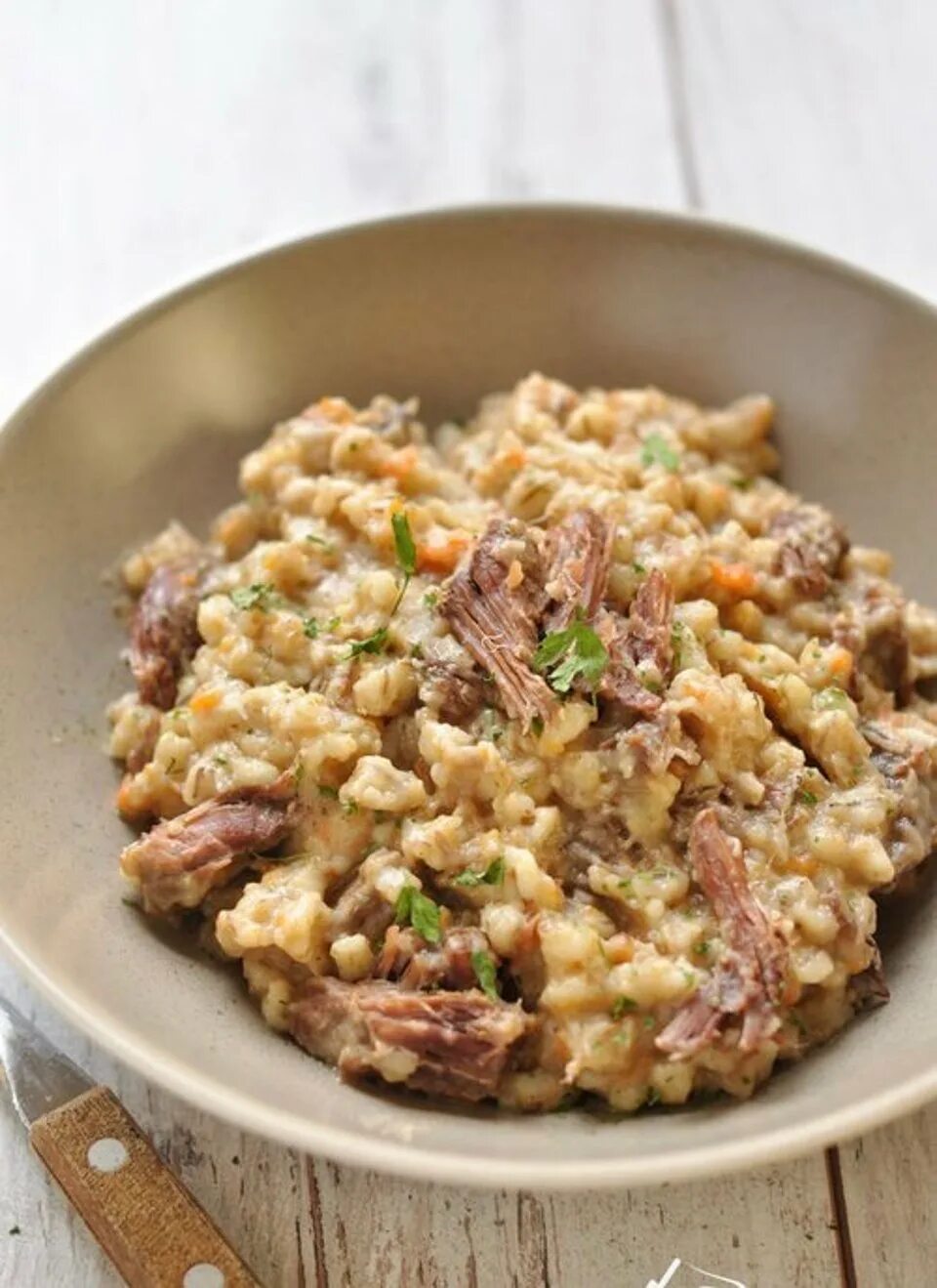 Как приготовить перловку с тушенкой вкусно. Перловая крупа с тушенкой. перловка с тушенкой. каша перловая с говядиной. перловая каша с тушенкой.