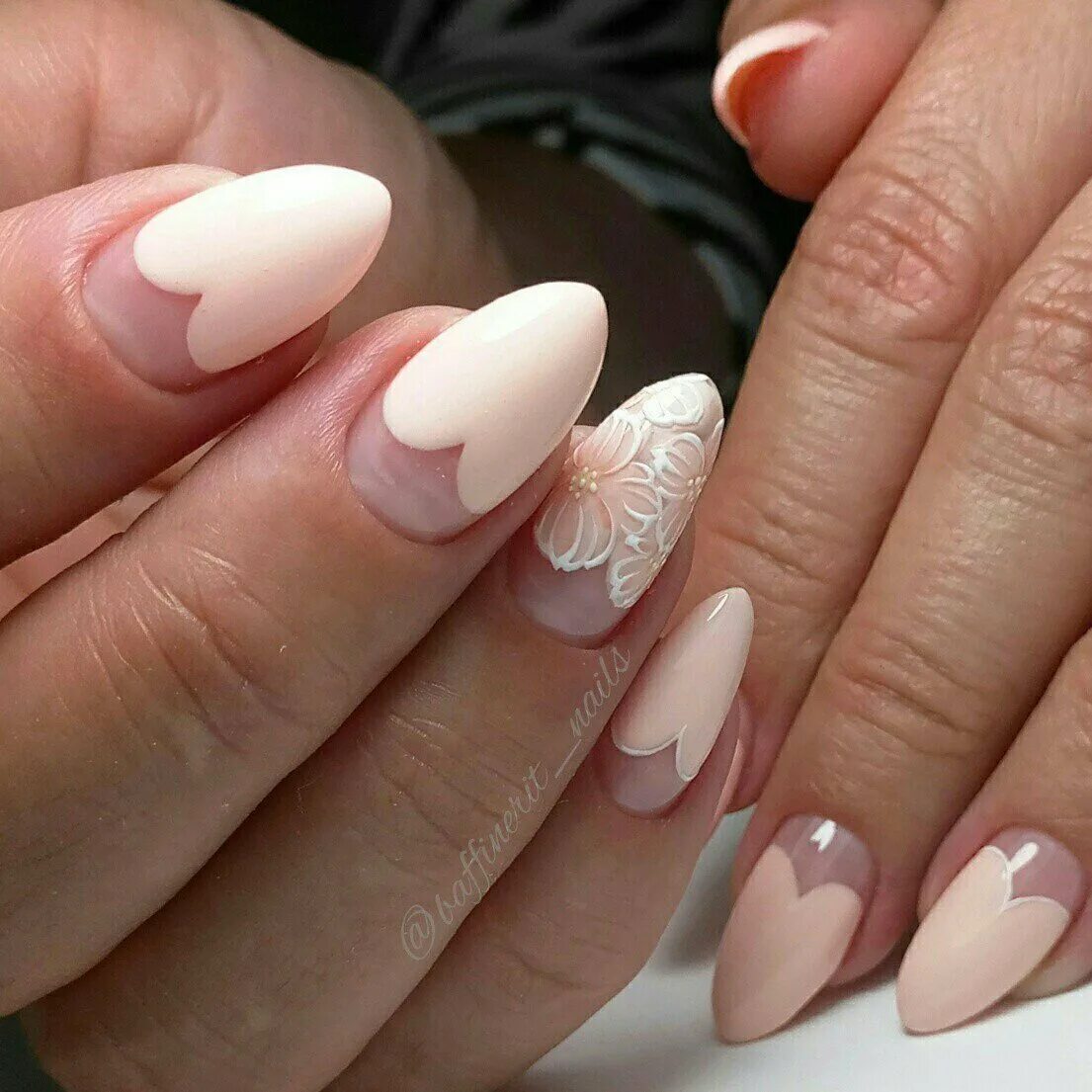 Медальный френч ногти. Френч на овальных ногтях 2023 фото. Френч на миндалевидных ногтях 2022. Растушеванный френч миндаль. Нюдовый френч маникюр 2022.