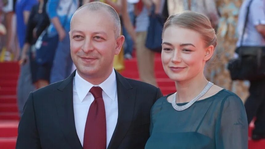 Российские женщины биологически не умеют быть счастливыми": Оксана Акиньшина рас