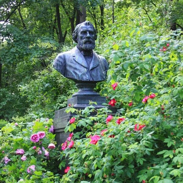 Могила Тургенева на Волковском кладбище. Памятник Тургеневу на Волковском кладбище. Волковское кладбище Тургенев. Тургенев могила в Петербурге.