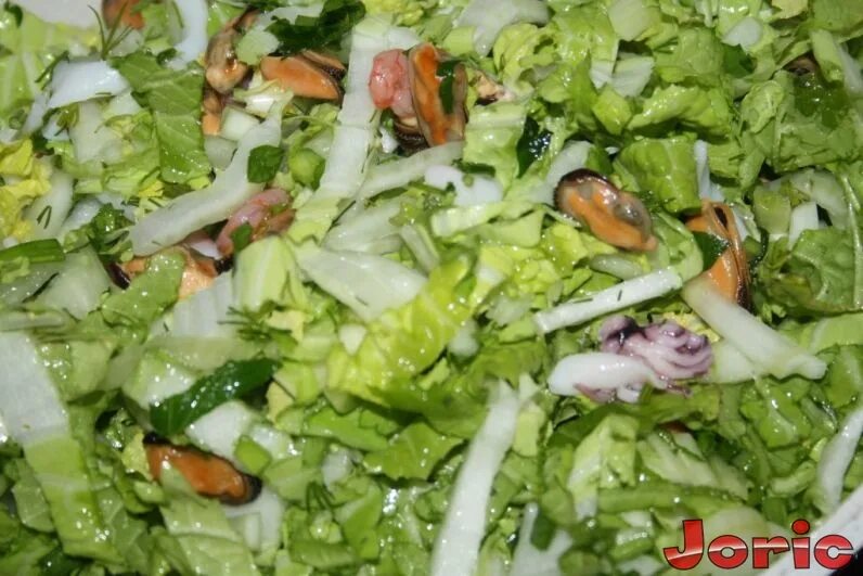 Салат с пекинской капустой с рыбой. Салат с пекинской капустой с рыбой. Салат с пекинской капустой с рыбой. Славлт с пеуиноской карустой и мидиями. Салат из пекинской капусты с маслом растительным.