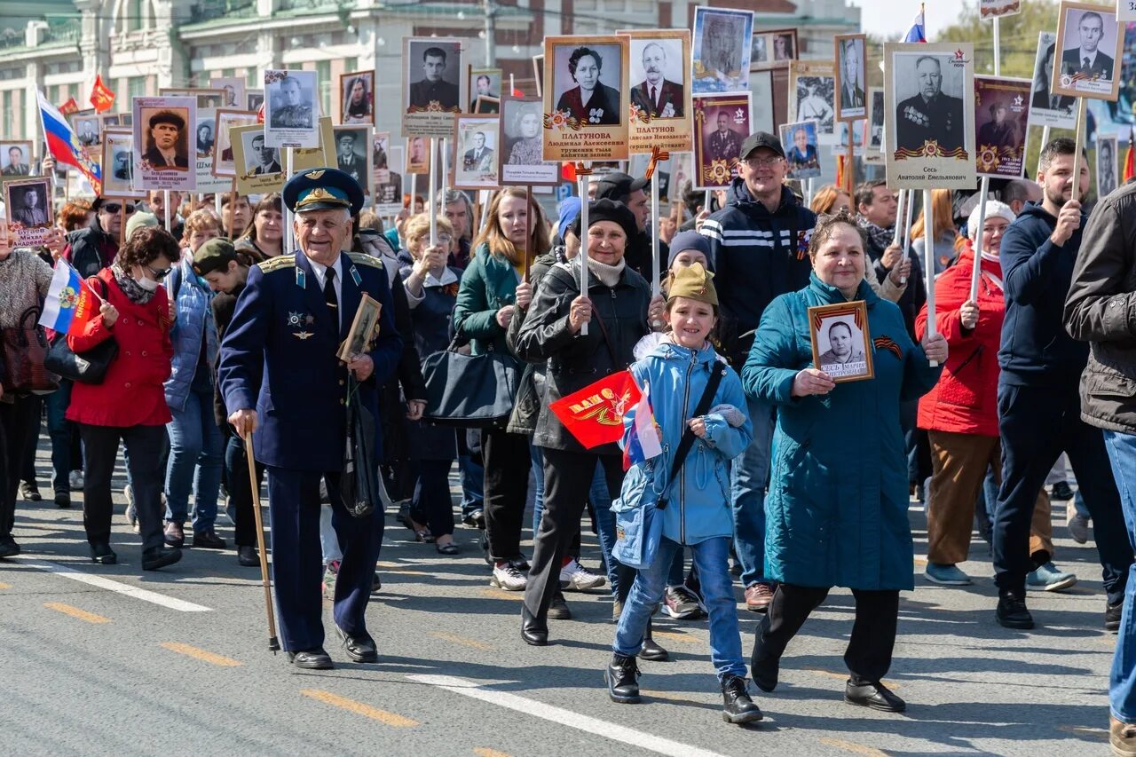 Прошел праздник день победы. Бессмертный полк Новосибирск 2022. Шествие Бессмертного полка Новосибирск. Шествие Бессмертный полк 2023. Парад Новосибирск 2022.