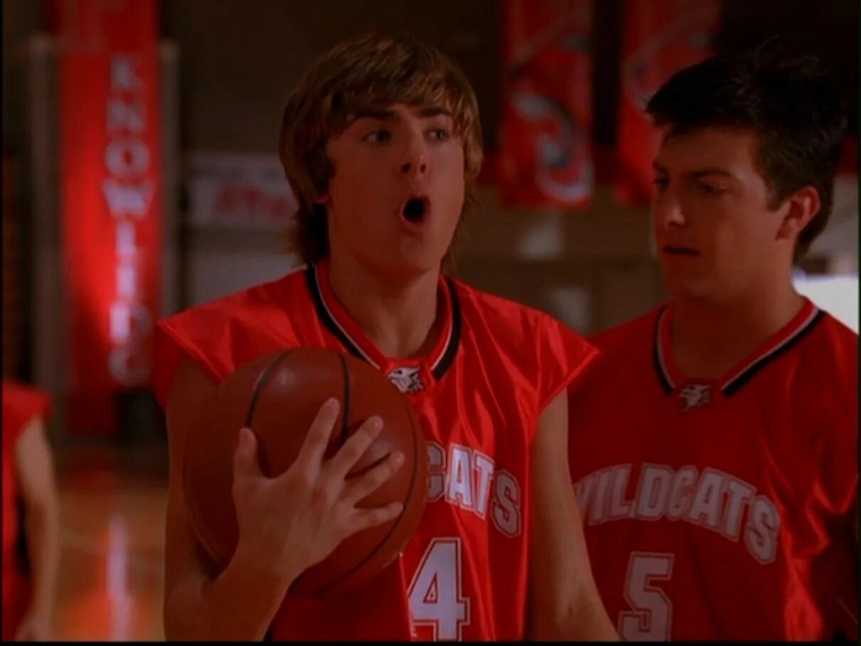 Pass the dutchie musical. High School Musical сериал Джек. Дикие коты классный мюзикл. Джейсон кросс классный мюзикл. Классный мюзикл баскетболисты подмышки.
