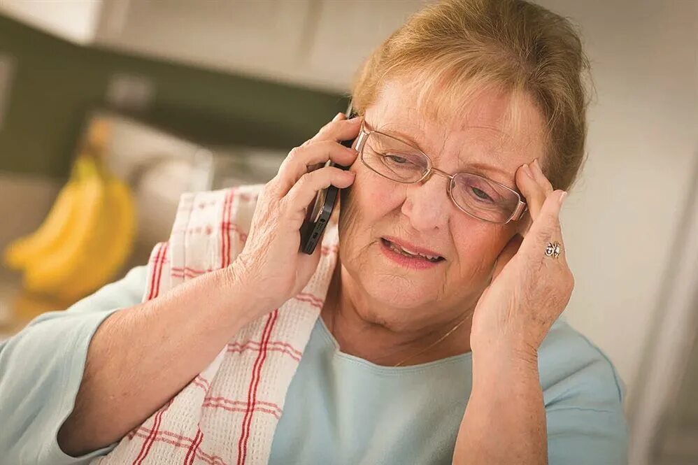 Пожилая женщина с телефоном. Бабушка с телефоном. Пенсионер говорит по телефону. Пенсионерка с телефоном. Хитрая тетка
