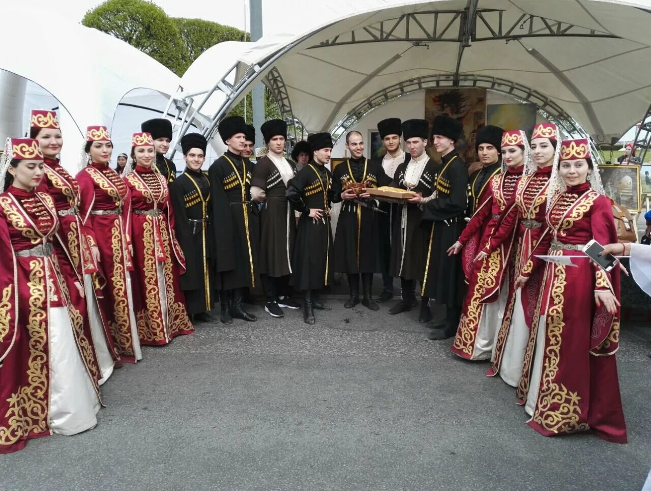Много осетин. Осетия и осетины. Свадьба северных осетин. Осетинская свадьба. Грузинское национальное платье.