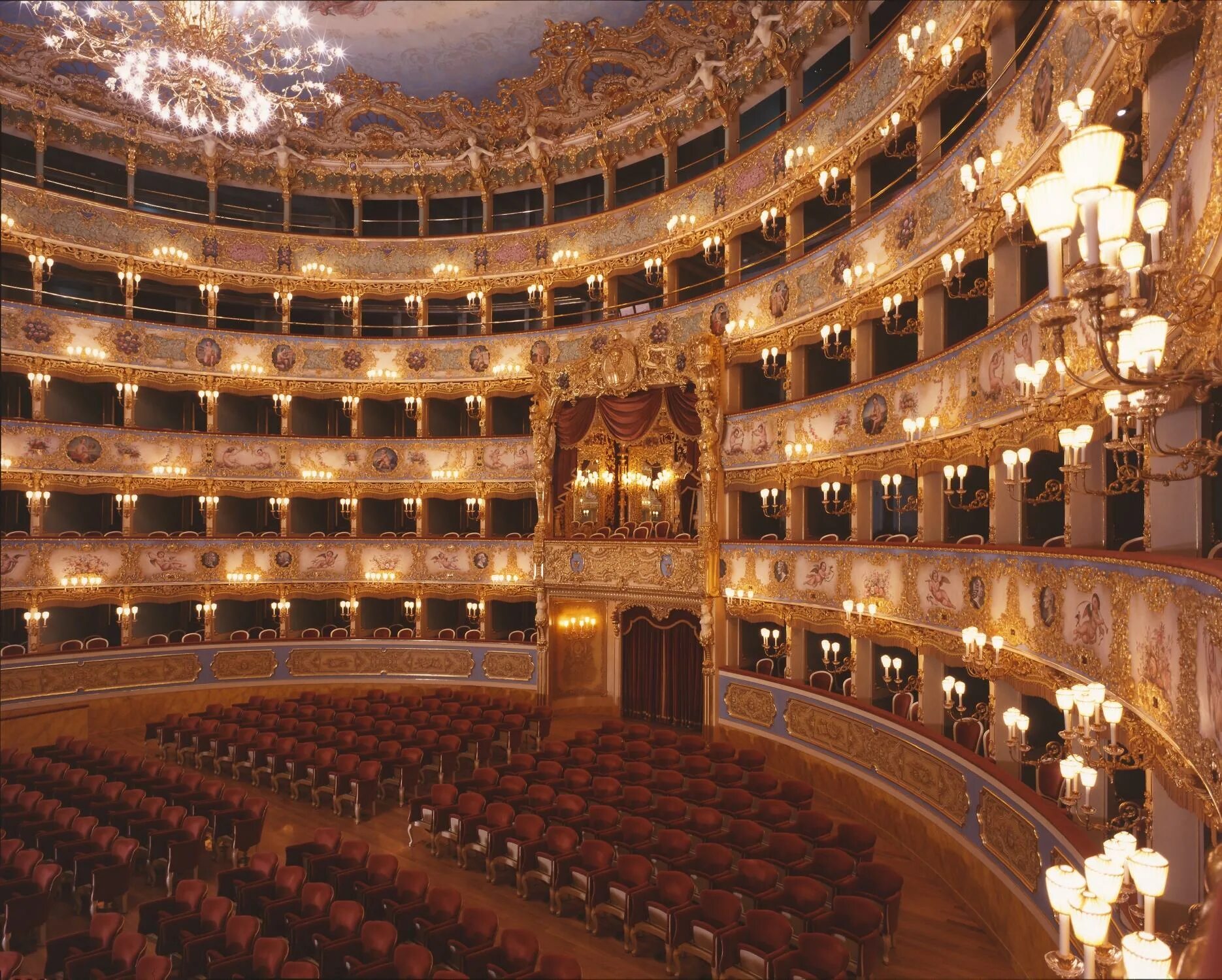 Le theatre. Театр ла Фениче. Венеция театр «la Fenice». Театр ла Фениче в Италии. Театр Фениче в Венеции.