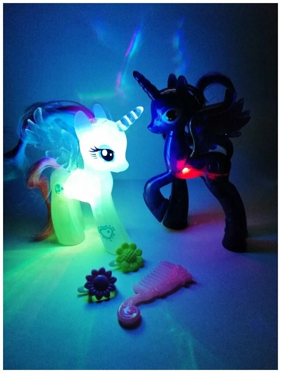 Светящихся пони. Светящаяся пони. Светящаяся пони игрушка. Набор пони светящейся. Светящиеся пони игрушки.