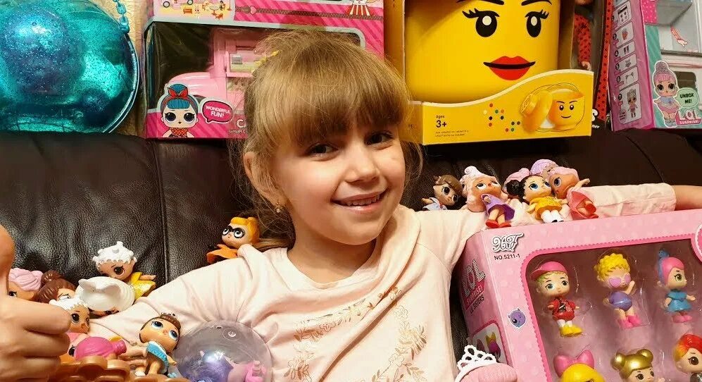 Даник и игрушки. Видео игрушек малыш. Игрушки на трассе. Грузовичок клоуна. Видео игрушек малыш.