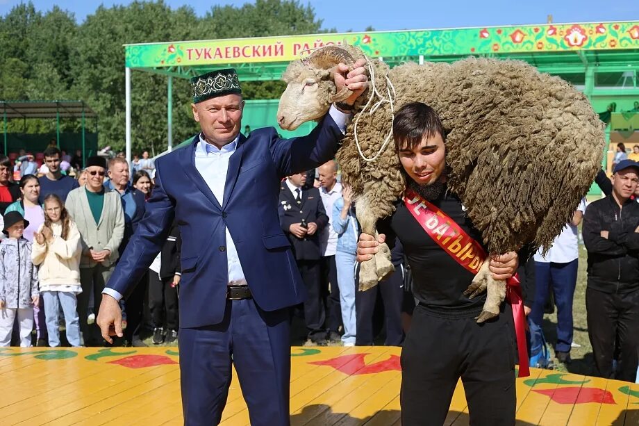 Чемпионы сабантуя. Татарский сабантуй куреш. Сабантуй буйнакск. Сабантуй куреш. Федеральный сабантуй 2022 ульяновск.