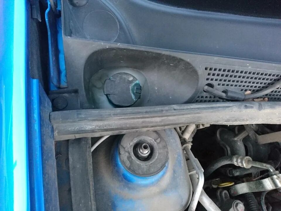 Бачок омывателя логан 1. Залить омывайку в логан. Крышка бачка омывателя logan 1. Рено логан жидкость для омывайки. Залить омывайку в логан.