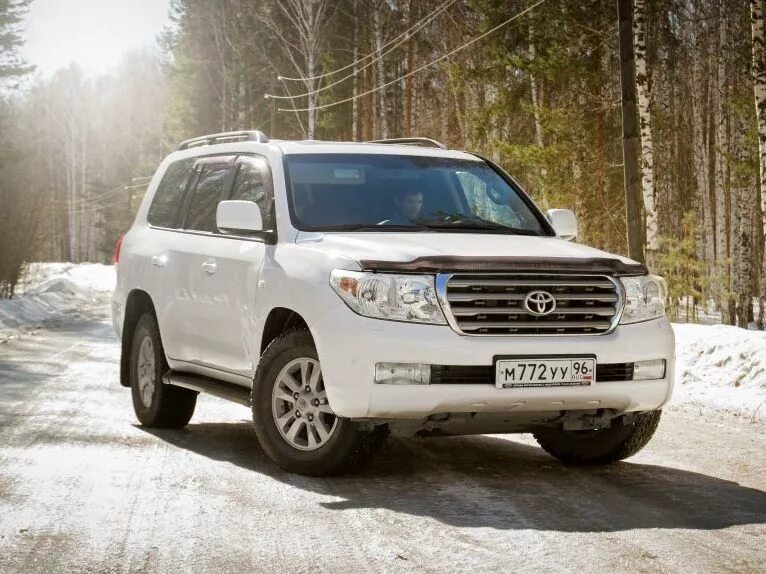 Автомобиль с водителем екатеринбург. Toyota Land Cruiser 200 белый. Тойота ленд Крузер 200 с водителем. Крузак 200 весной. Toyota Land Cruiser Ekaterinburg.