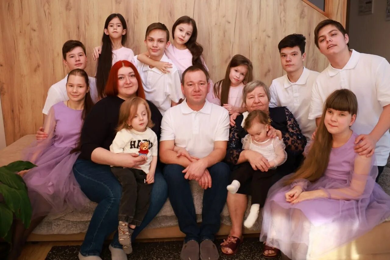 Большая семья сильная. Многодетная семья. Многодетная семья в России. Многодетная семья Соловей. Много детей в семье.