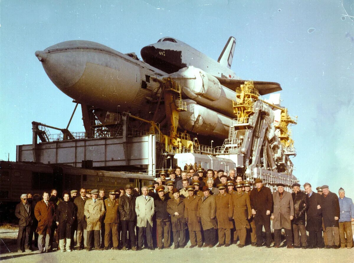 Первые космические полеты в ссср. Буран 1988 космический корабль СССР. Энергия Буран 1988. Космический челнок Буран СССР. Энергия Буран 1988 старт.