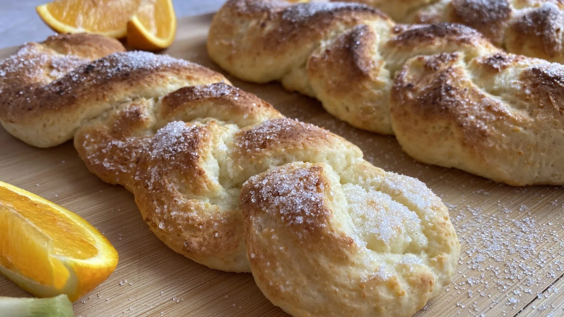 Школьные булочки с сахаром. Булочки. Булочки без дрожжей. Булочка косичка. Булочки из творожного теста.