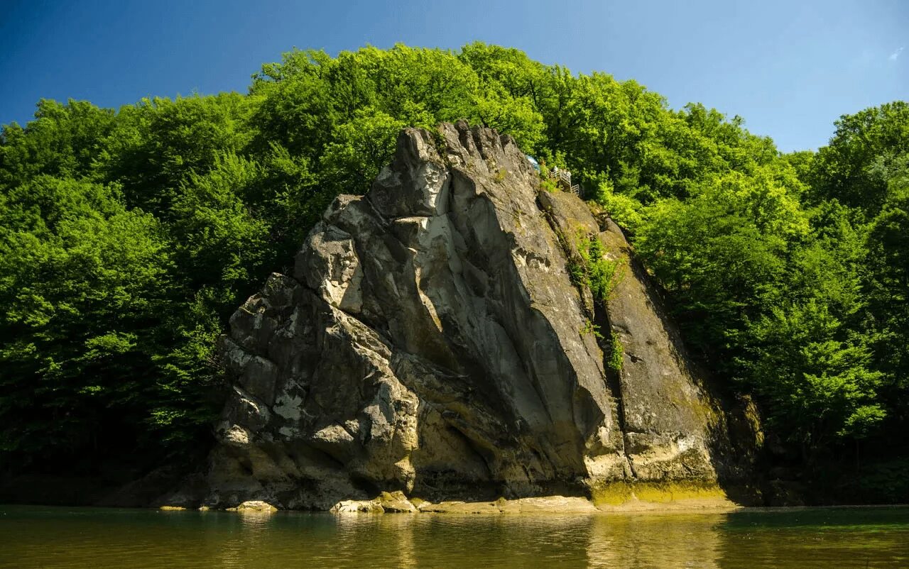 Красноярск краснодарского края. Горячий ключ Краснодарский край гора петушок. Скала петушок Краснодарский край. Город горячий ключ скала петушок. Абадзехская гора горячий ключ.