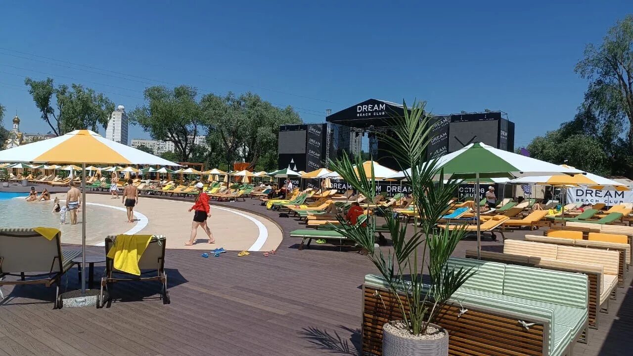 Beach club москвы. Пляж Дрим Бич в Москве. Отрада Бич клаб Москва. Летний бассейн. Сити Бич клаб Москва Строгино.