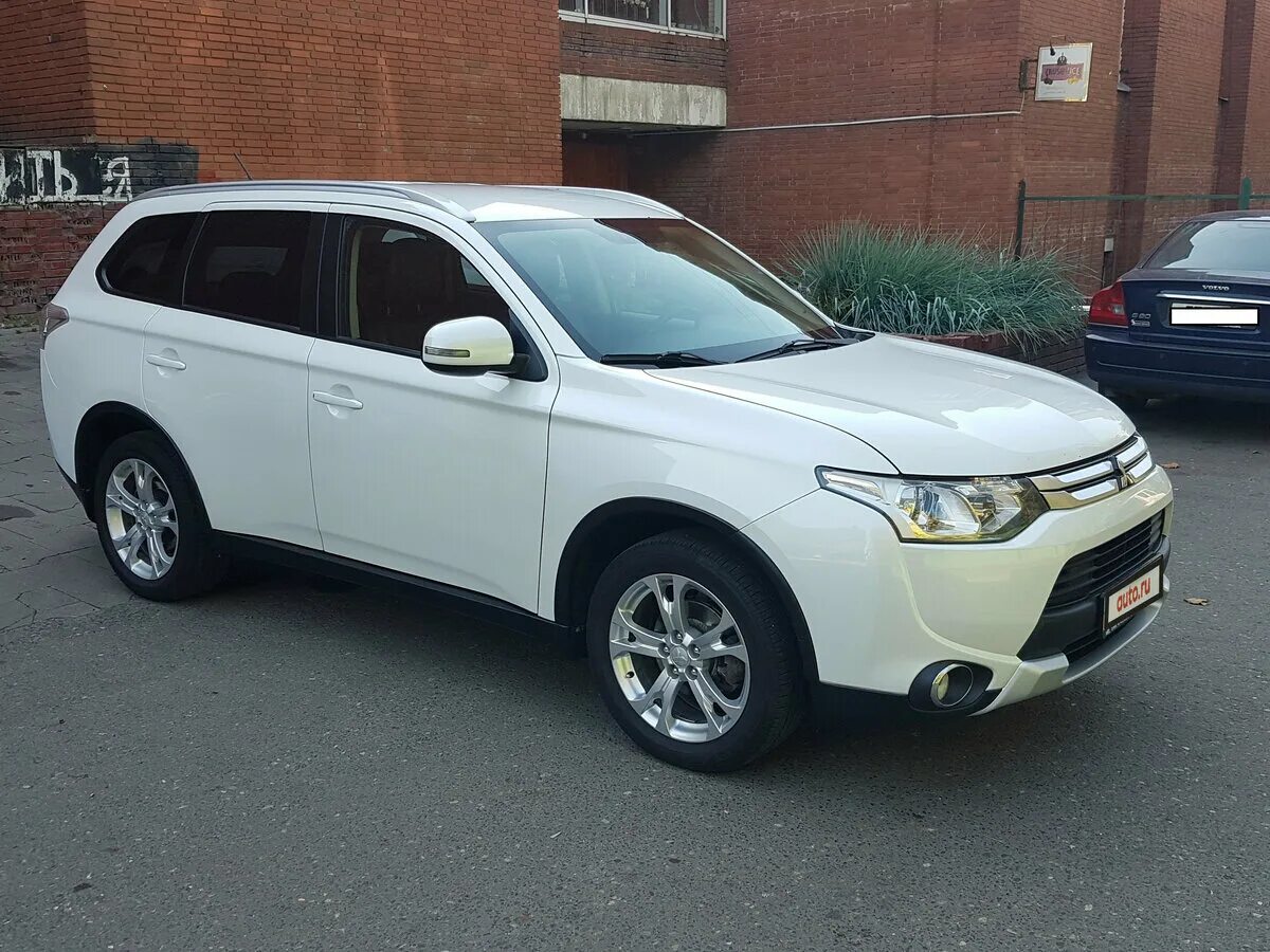 Mitsubishi Outlander 2014 года. Mitsubishi Outlander 3 2014. Митсубиси Аутлендер 2014 белый. Митсубиси Аутлендер 3 2014 белый. Аутлендер 3 рестайлинг купить