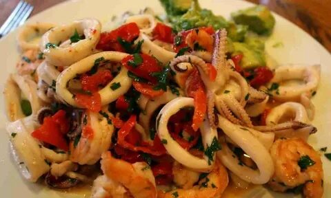 Кальмар с овощами и соусом