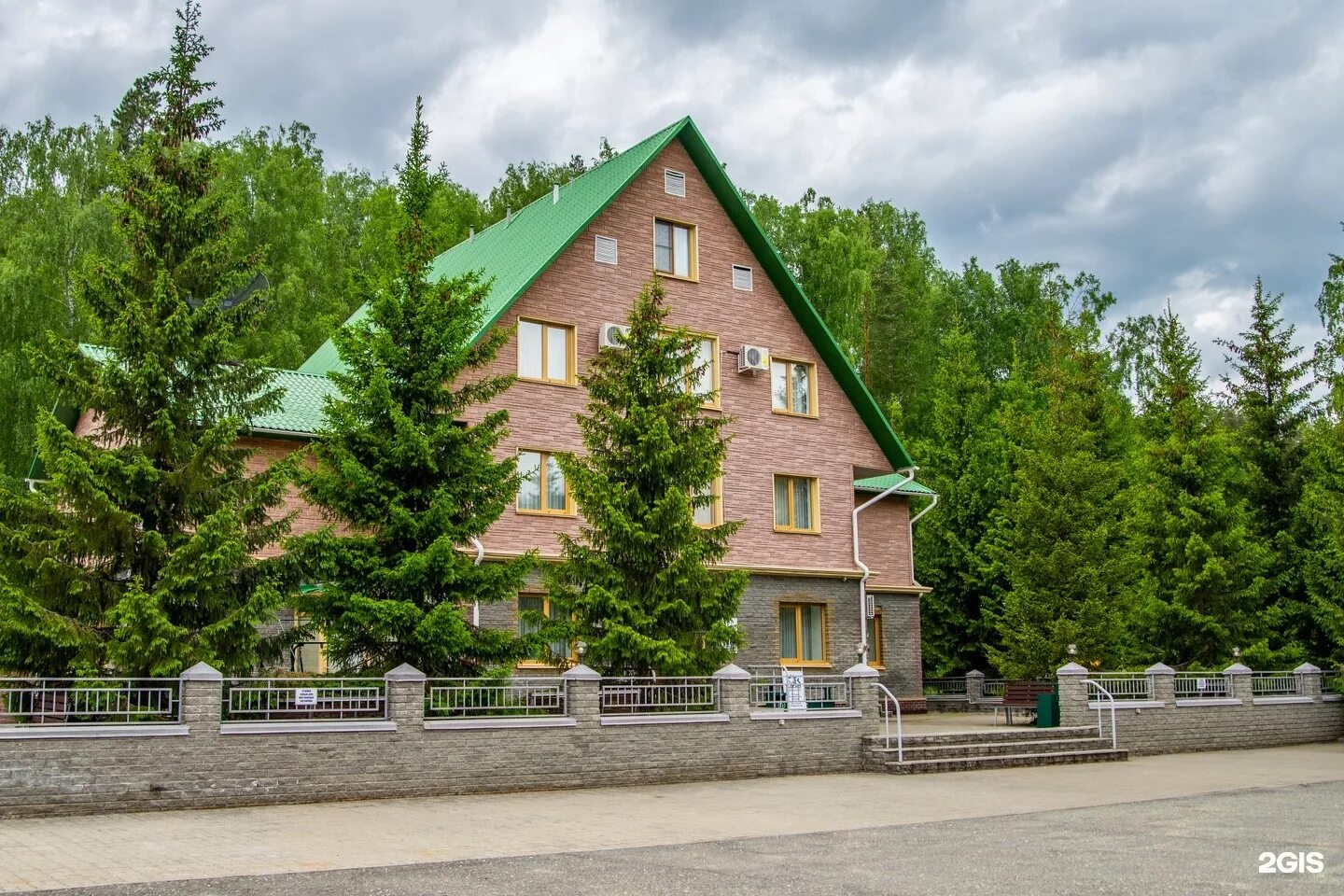 Отель хвойный. Сосна Green Park Алтай. Бирюзовая Катунь гостиничный комплекс. Гостиница сосна бирюзовая Катунь. Грин парк сосна бирюзовая Катунь горный Алтай.