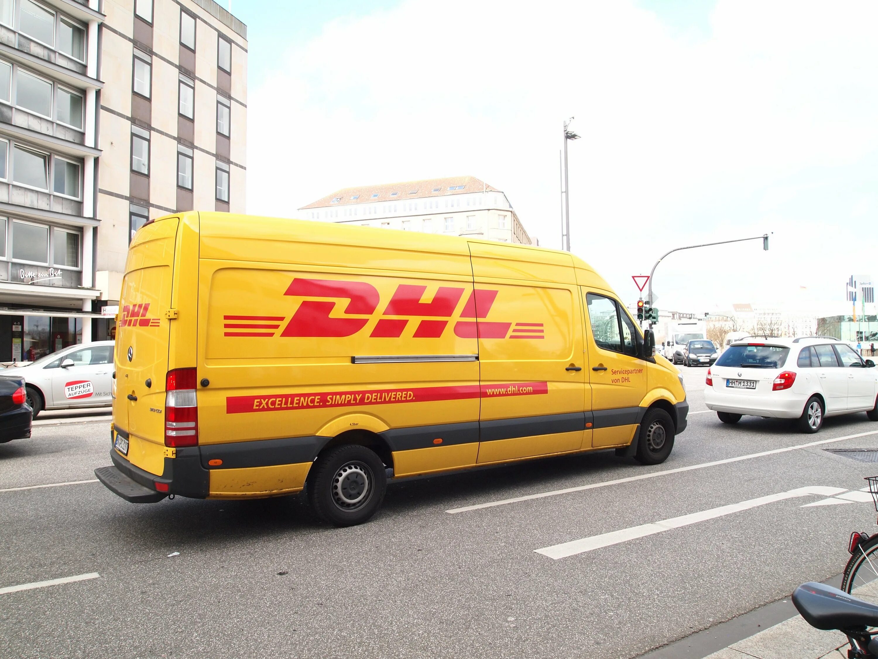 DHL Турция Стамбул. DHL машины. Курьер DHL. DHL авто с логотипом. Helion dhl 6