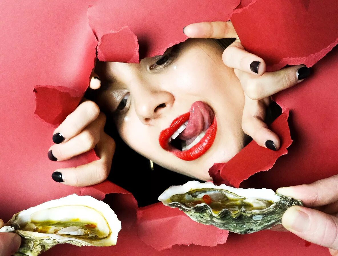 Шикарная женщина в дорогом ресторане. Девушка есть устрицы. Девушка в дорогом ресторане. Девушка ест устрицы эстетика. Девушка есть устрицы.