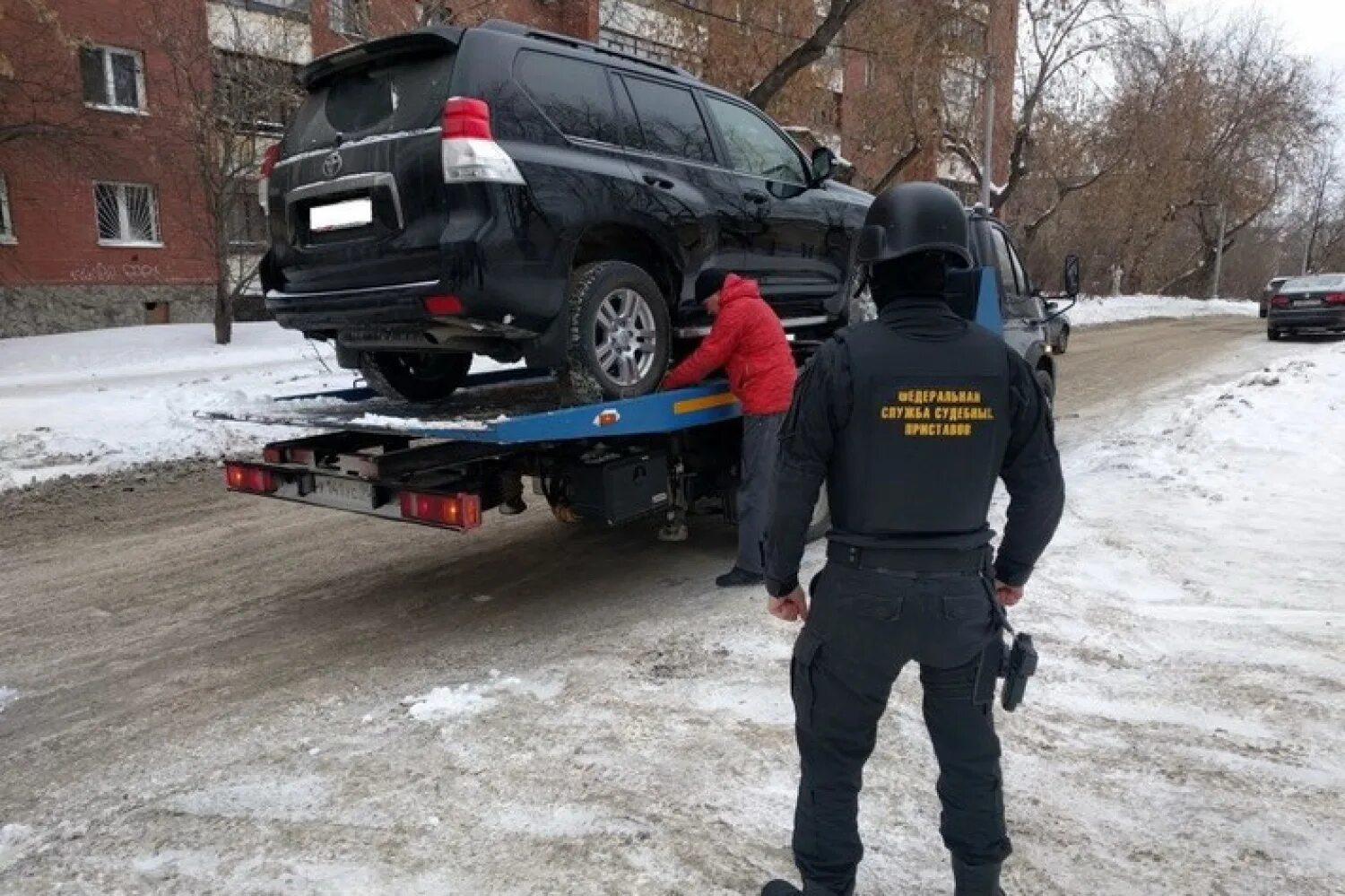 Арест авто. Пристав арестовывает машину. Конфискация машины. Задержание автомобиля. Приставы наложили арест на машину