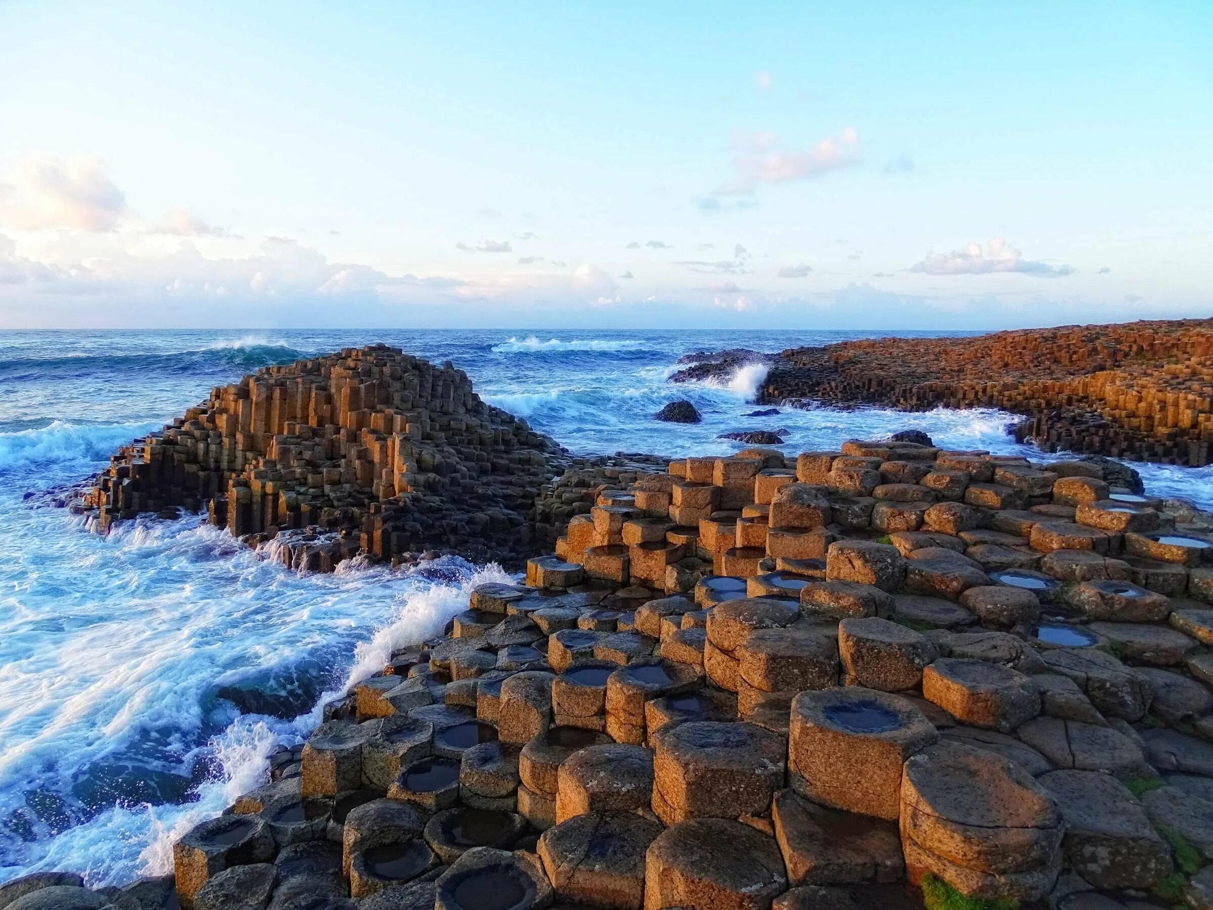 Тропа великанов северная ирландия. Северный гигант. Северный гигант. Тропа великанов в ирландии. Мостовая гигантов, северная ирландия.