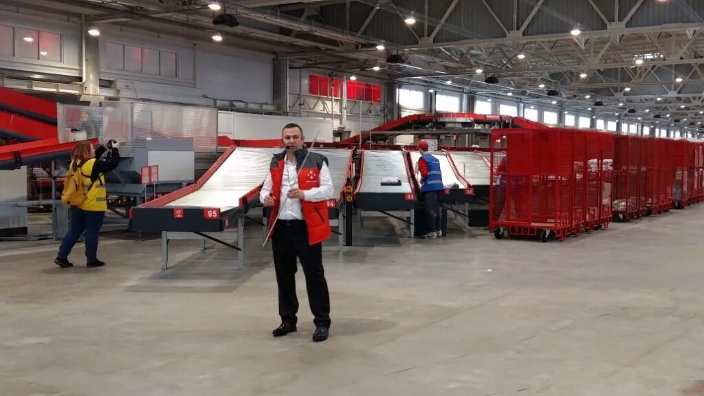 Его готовят к отправке на сортировочный терминал. Сортировочный терминал. сортировочный терминал boxberry. планировка транспортного терминала сортировочного центра грузов. нова пошта фото.
