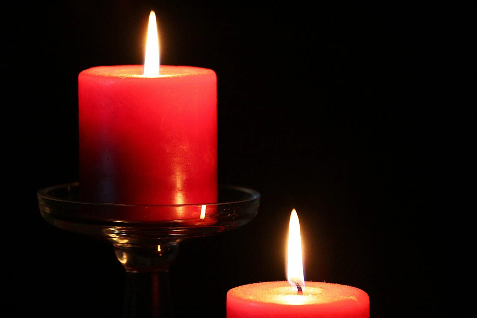 Свечка картинка. Горящие свечи. Горящие свечи большие. Маленькая горящая свеча. Красная горящая свеча.