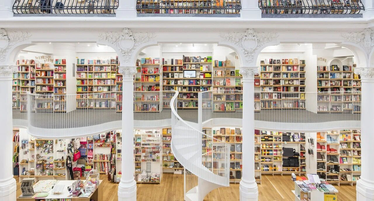 Большой книжный магазин. Огромный книжный магазин. Самый большой книжный магазин. Самый большой книжный в Москве.