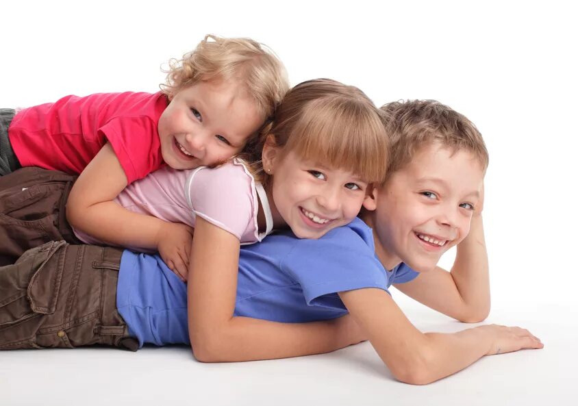 Много детей. Дети разных национальностей. Дети разного возраста вместе. Разновозрастные дети. Толпа счастливых детей.