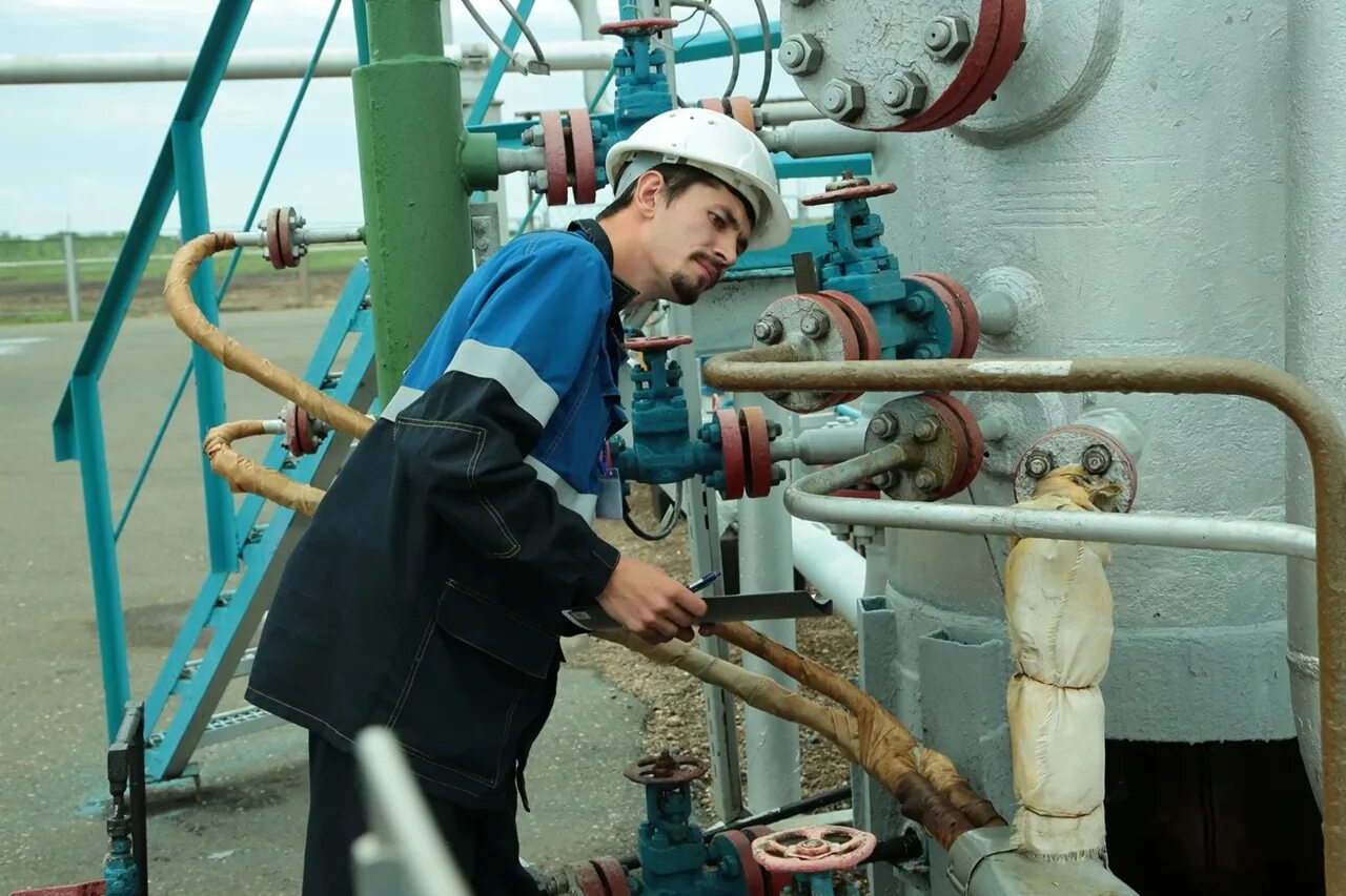 Специалист по переработке нефти и газа. Оператор по добыче нефти и газа. Оператор переработки нефти и газа.