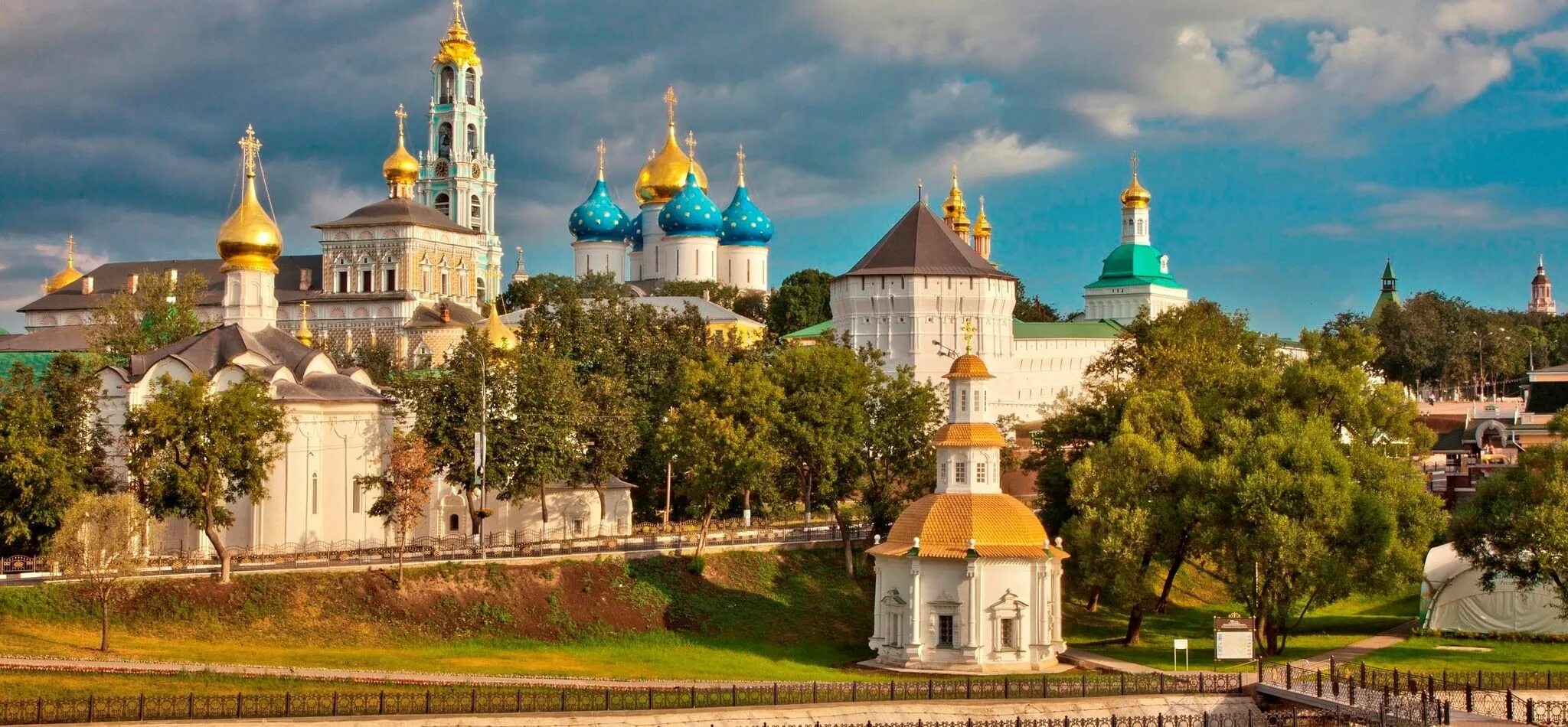 Архитектурный ансамбль троице-сергиевой лавры в сергиевом посаде. Фотосток лавра сергиев посад. Горы золотого кольца. Золотое кольцо россии сергиев поссад достопримечательности. Гора кольцо пятигорск.