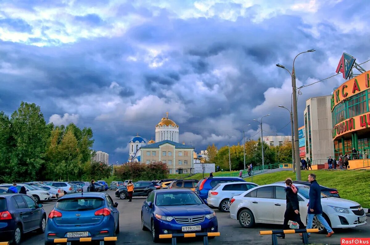 Московская святая 7. Фото Москва 2023 Церковь люди лето.