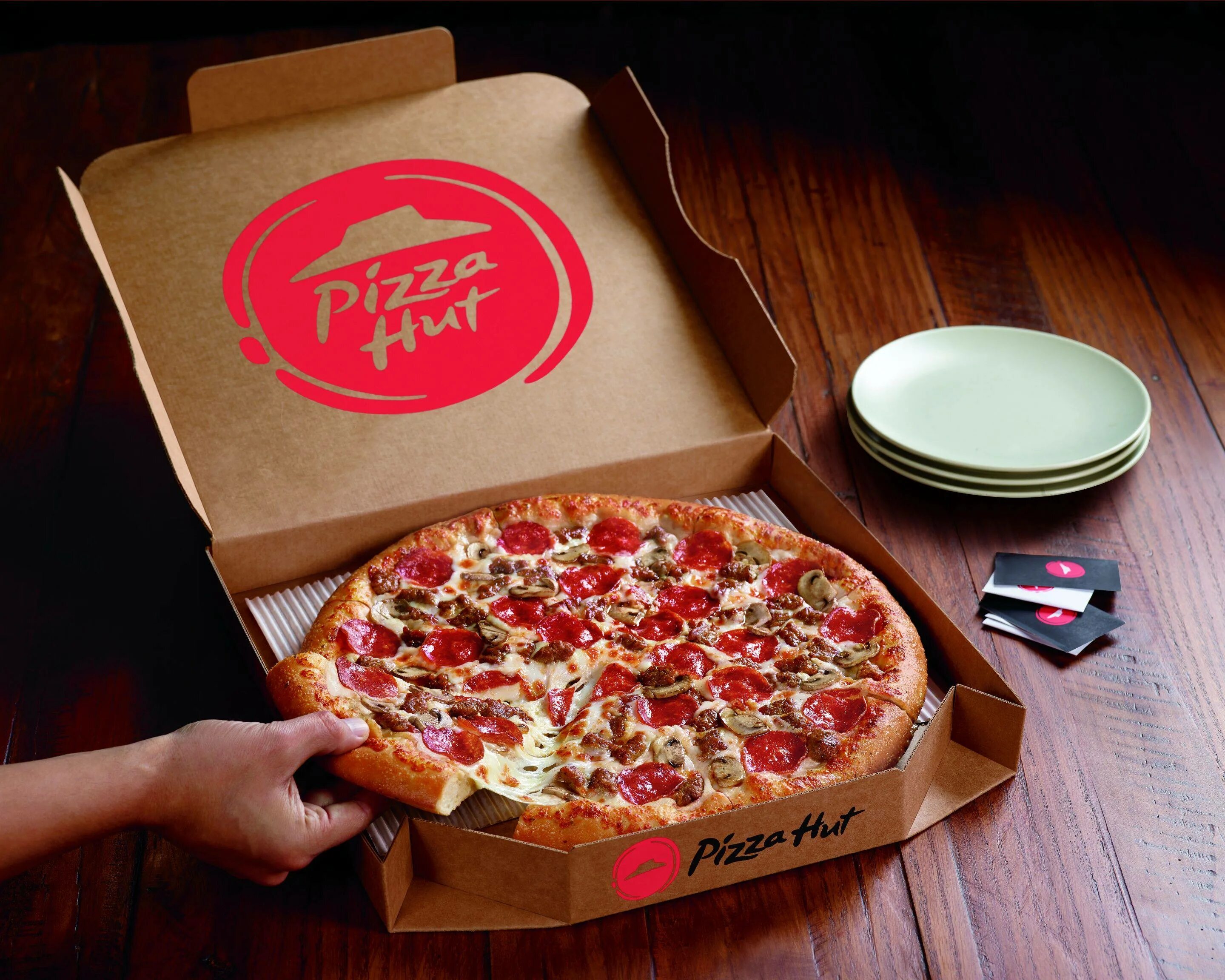 Order a pizza. Pizza Hut Василеостровская ресторан. Пицца хат коробка. Креативные коробки для пиццы. Пиццерия пицца хат.