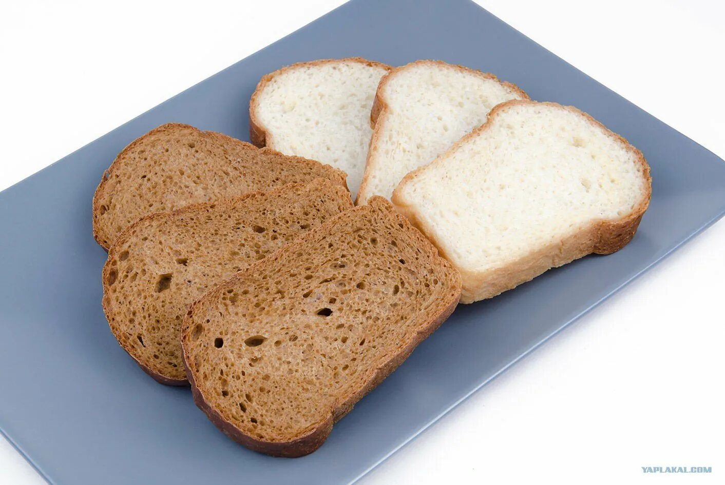 Черный хлеб 3. Хлеб. Кусок белого хлеба. Черный и белый хлеб. Кусочек хлеба.