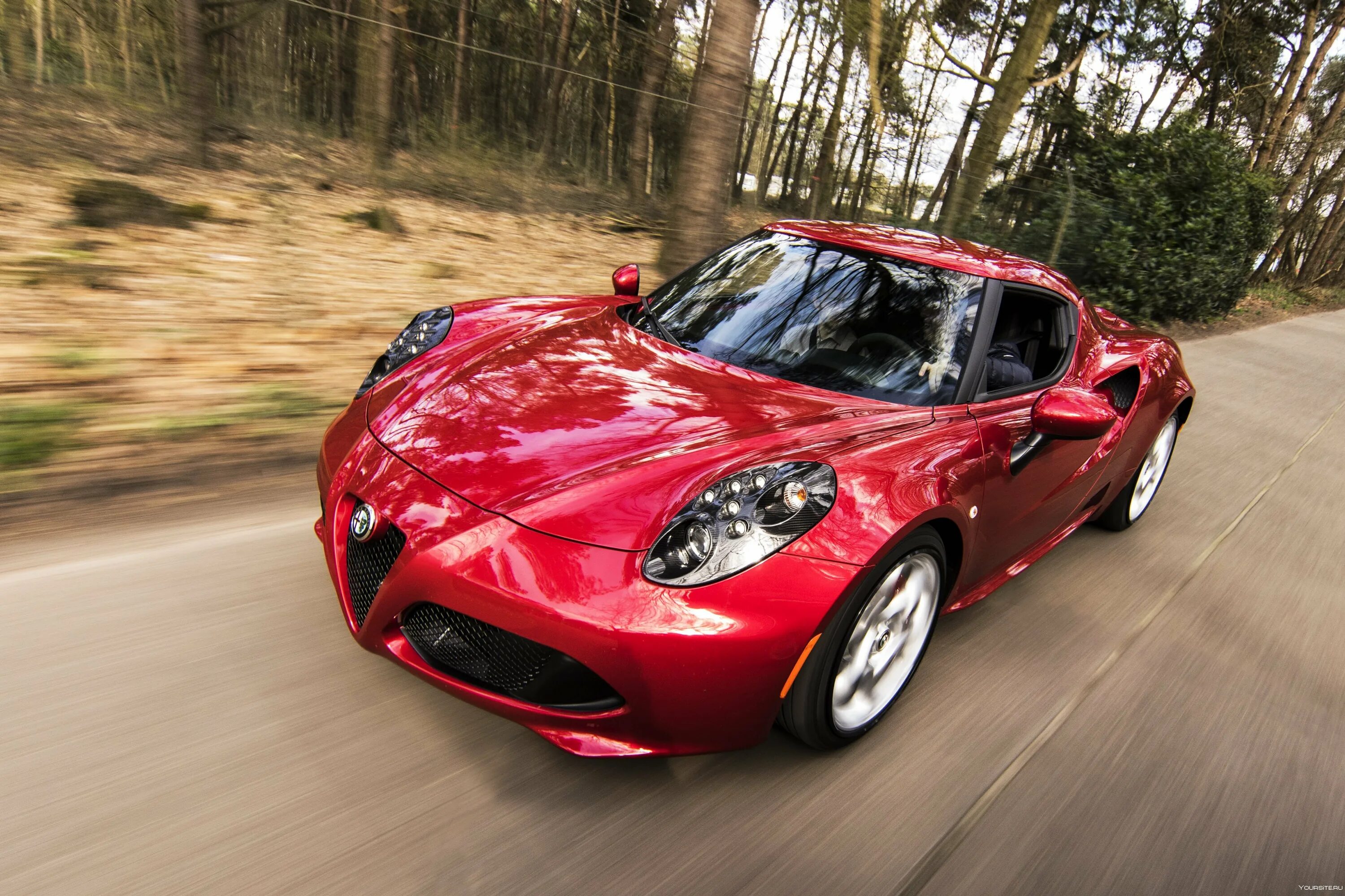 Красные машины фото. Alfa Romeo. Быстрая красная машина. Красивая машина красная USA. Машина крупных размеров.