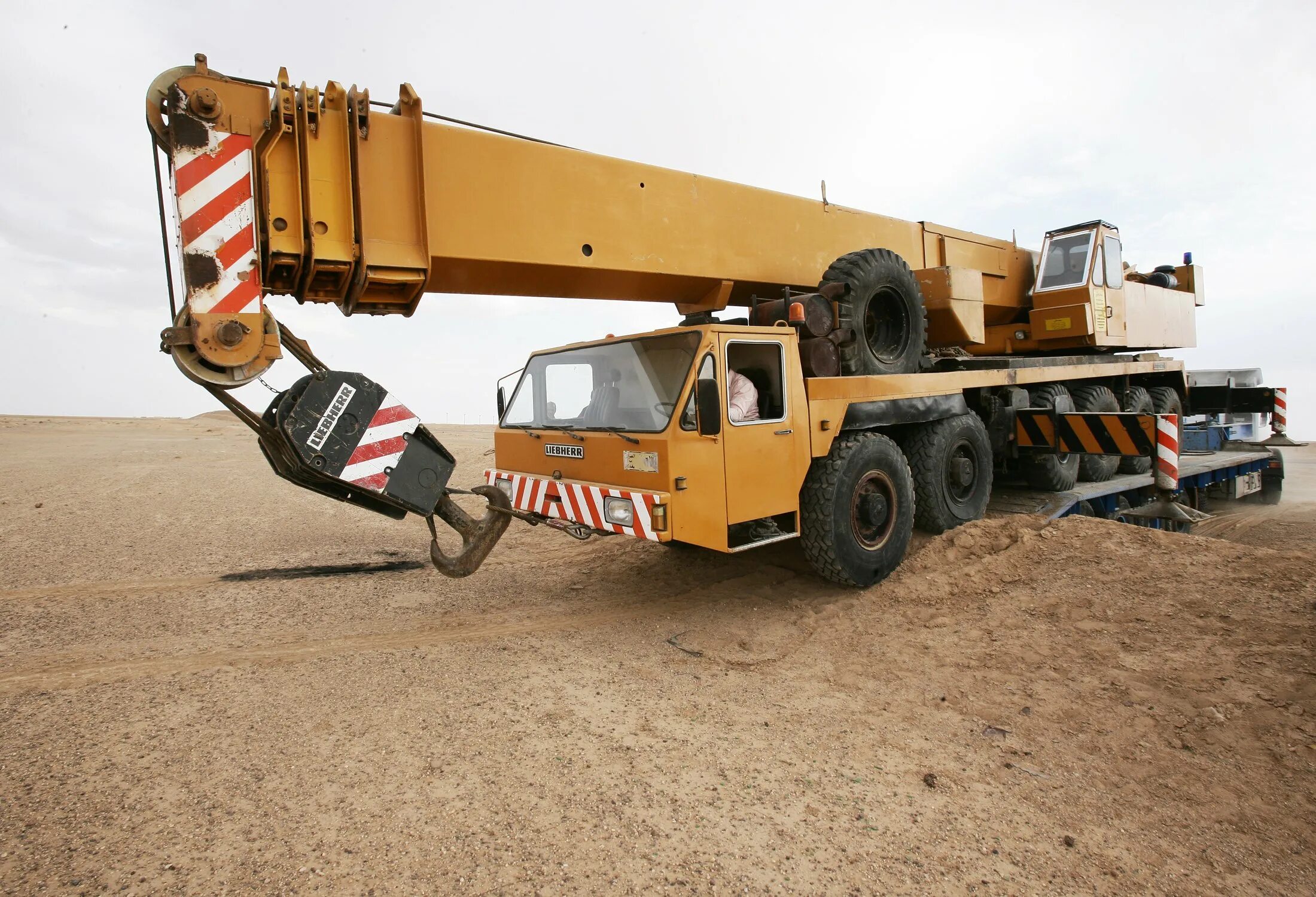Mobile crane. Truck crane liebherr. liebherr 40 тонн тонн. liebherr crane hd. truck crane mobile crane.