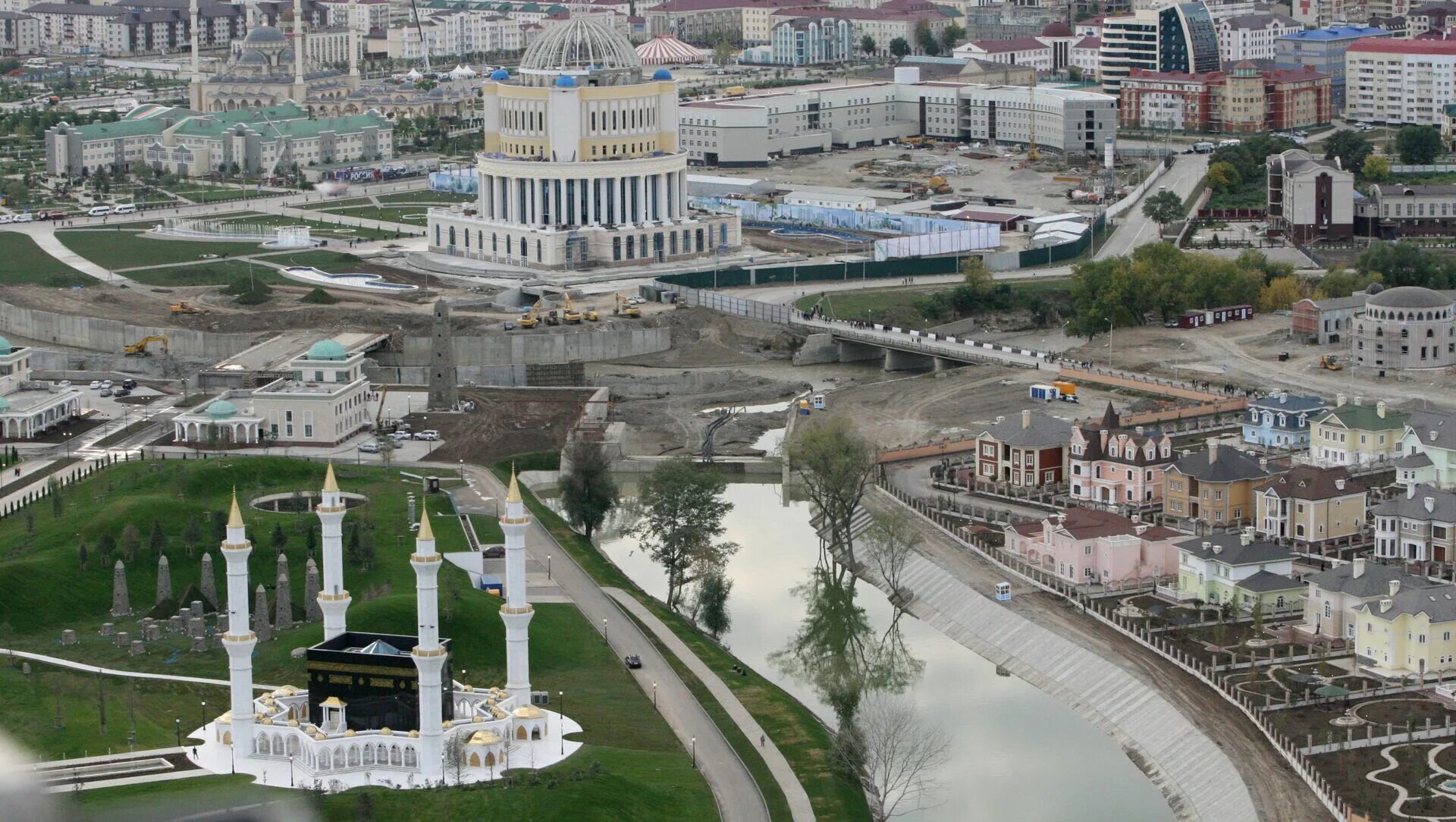 На какой реке грозный 5 букв. Грозный резиденция Рамзана. Дворец Кадырова в Грозном. Резиденция Кадырова с Грозный Сити. Чечня резиденция Кадырова.