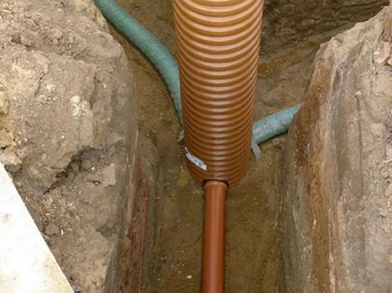 Дренаж д. Дренажная и ливневая система на участке. Водоотводная канава 420х360. Дренаж плитного фундамента. Траншейный дренаж фундамента.