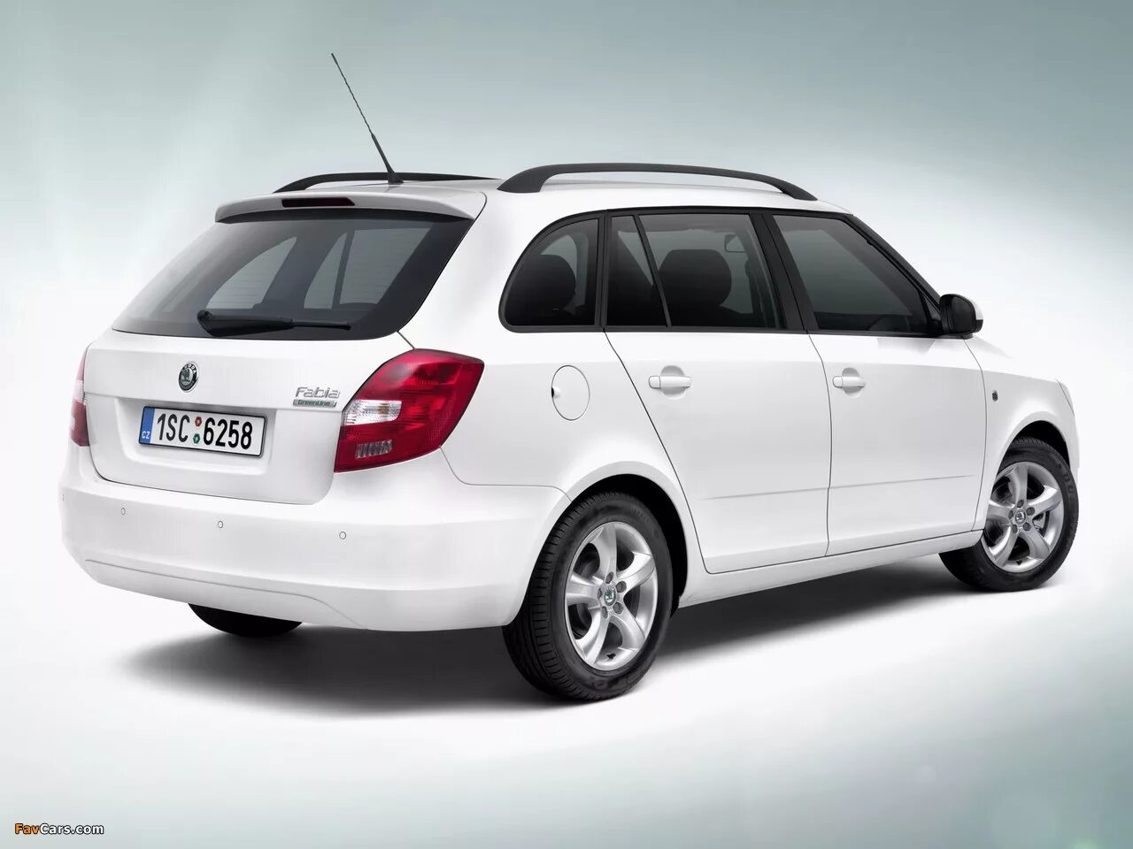 Шкода Фабия Гринлайн. Skoda Fabia 1.2 TDI Greenline. Шкода Фабия универсал 2008. Шкода Фабия Комби белая.