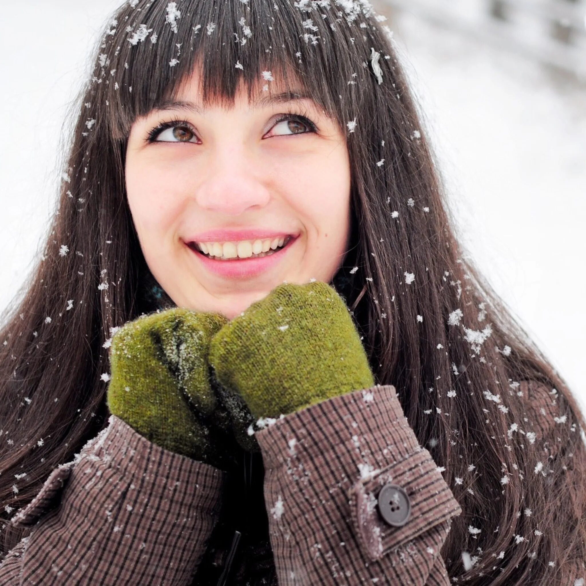 Brunette bubble. Снег на волосах. Зимой без шапки. Фотосессия счастливая девушка зимой. Радостная девушка зимой.