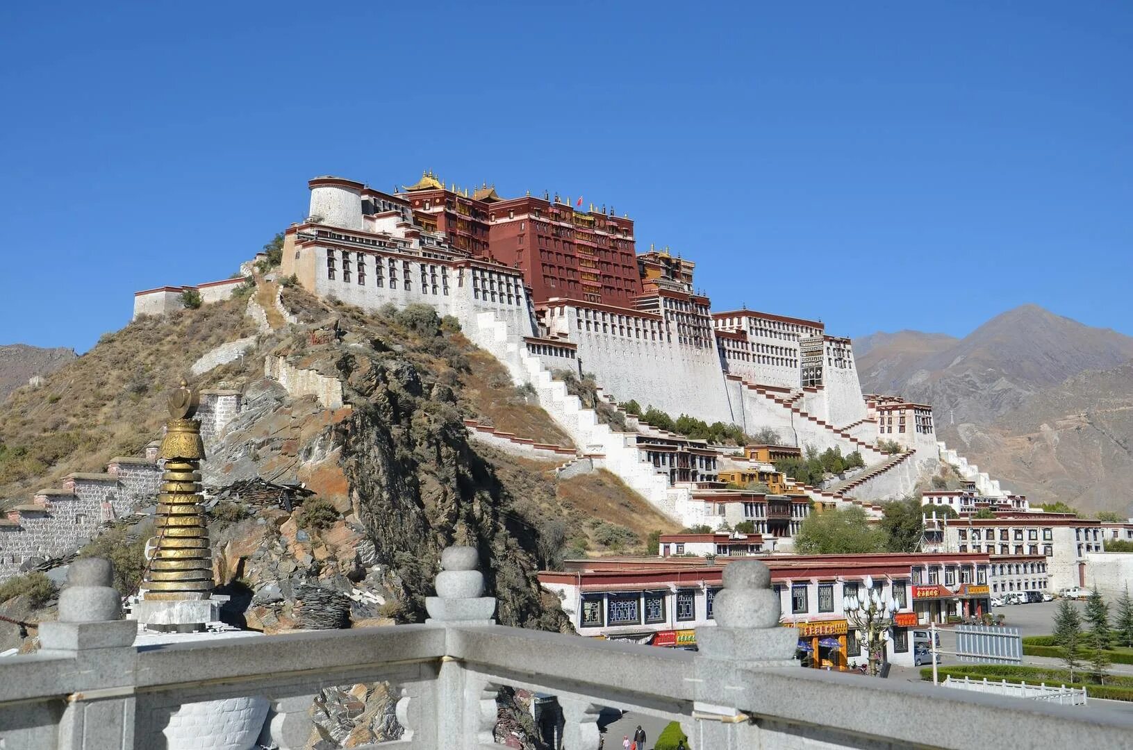 Город на горе в китае. Дворец Потала Тибет. Дворец Потала в Лхасе. Китай. Тибет. Лхаса. Дворец Потала. Потала в Лхаса а Тибете.