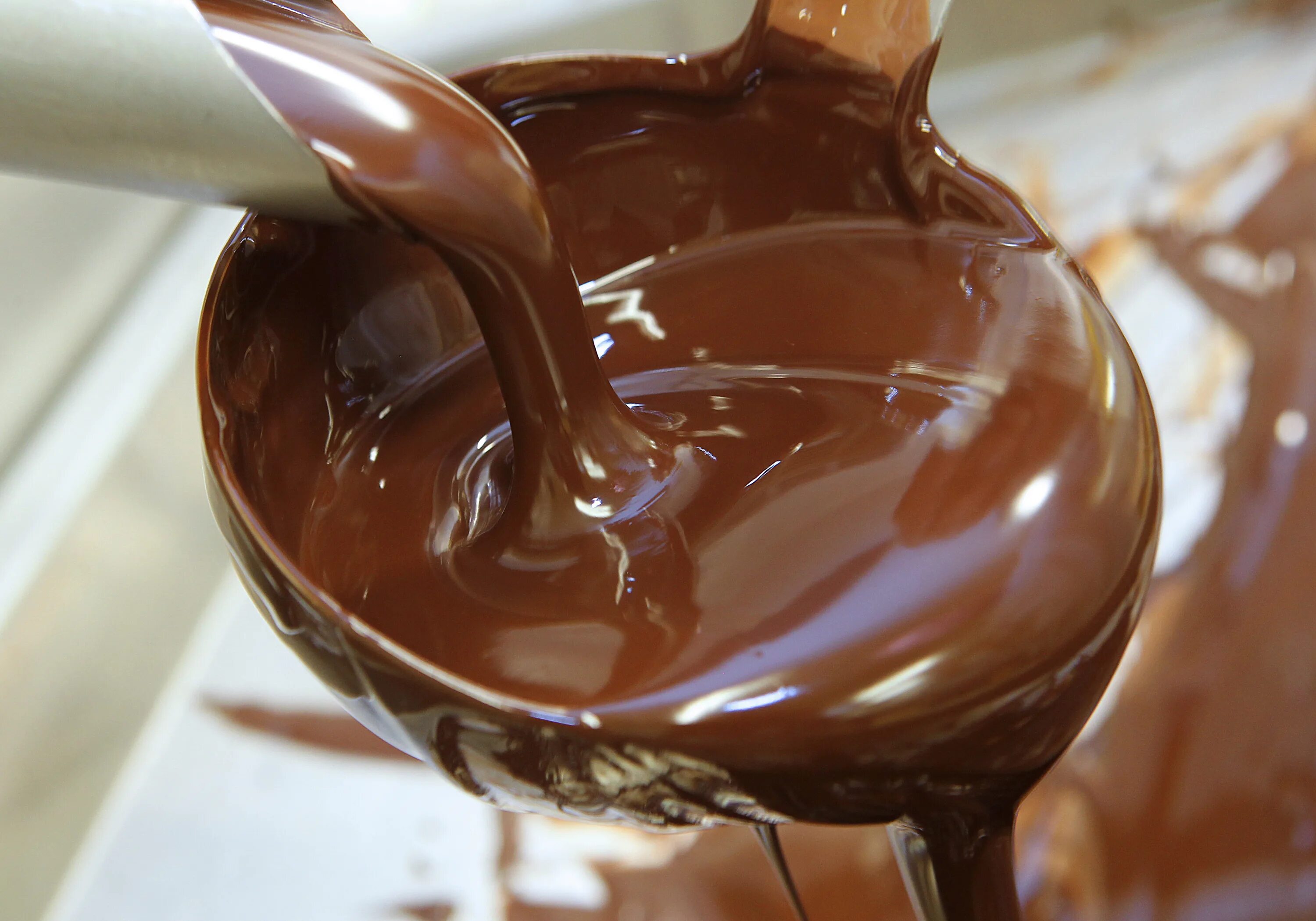 Жидкий шоколад. Растопленный шоколад. Расплавленный шоколад. Приготовление шоколада. Глазурь из сока