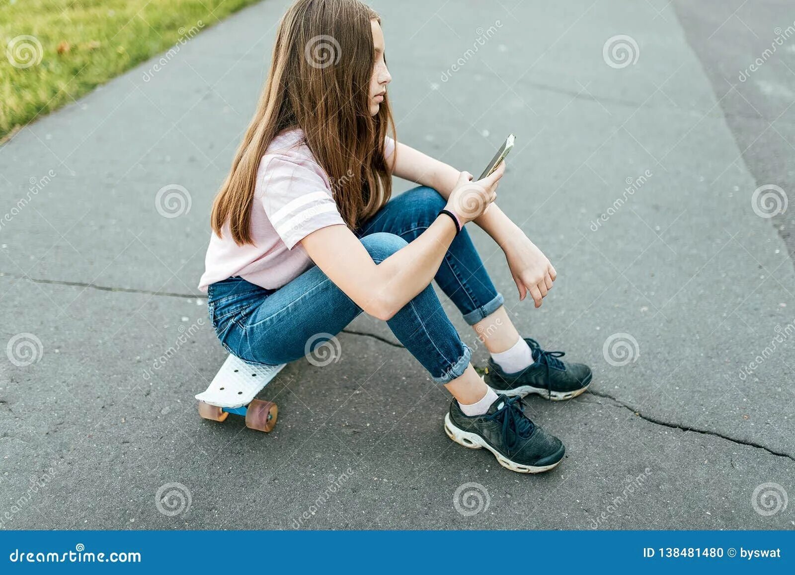 Девочка 9 лет сидит. Девочкаав платье сидит. Девочка двенадцати лет сидящая на полу. Девочка в платье сидит. Девочка 9 лет сидит.