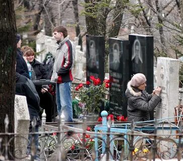 Провожали день на кладбище