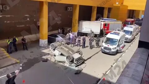 Машина упала с парковки в москве