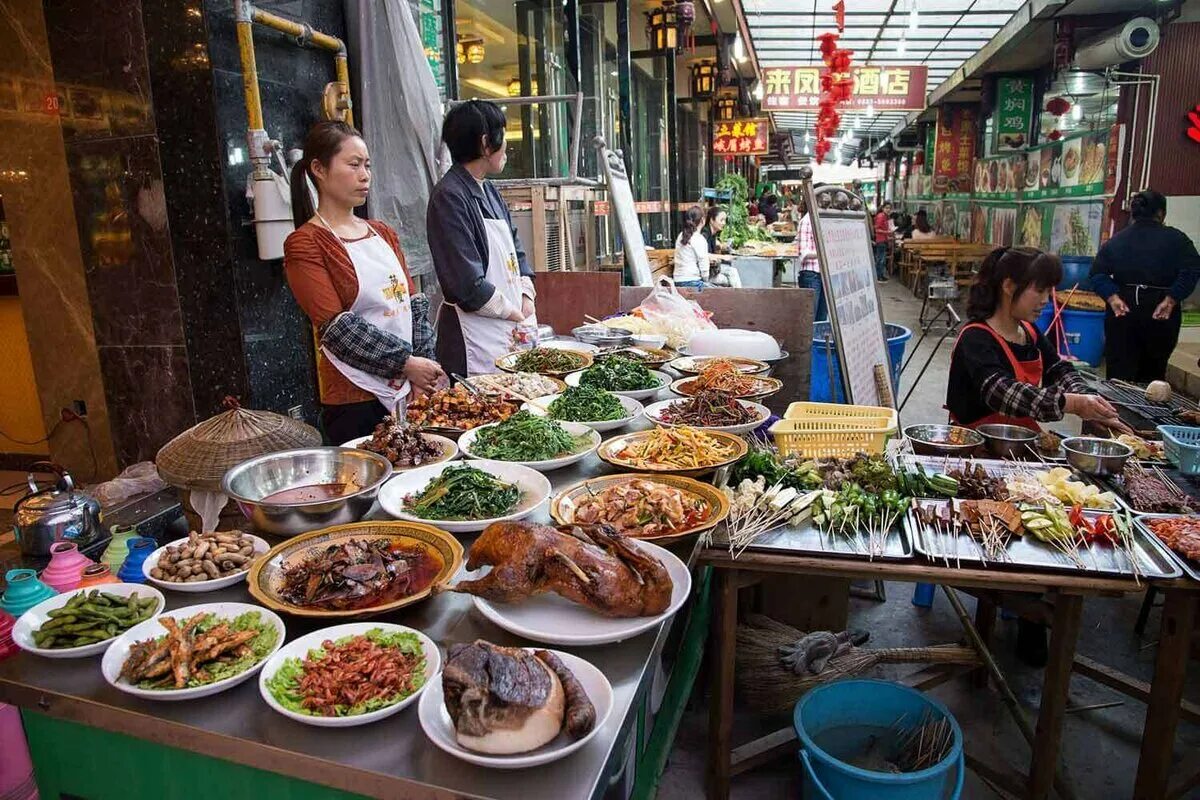Китайская стрит еда. Уличная еда в Китае. Китайская уличная кухня. Китайский рынок еды.